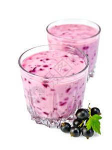 两杯低玻璃浆果和绿叶的奶昔黑草原果子和绿叶图片