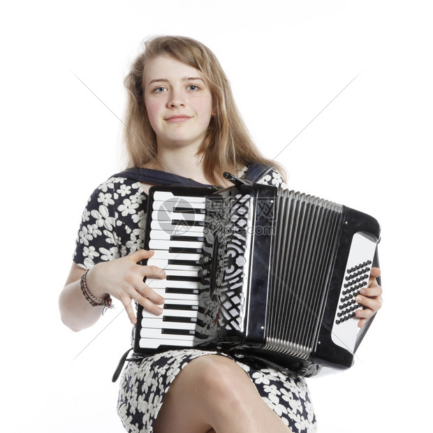 拉手风琴的女孩图片图片