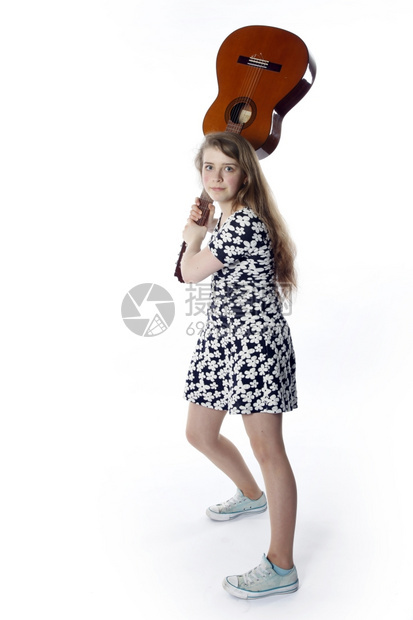 女孩手拿吉他在白色背景下拍照图片