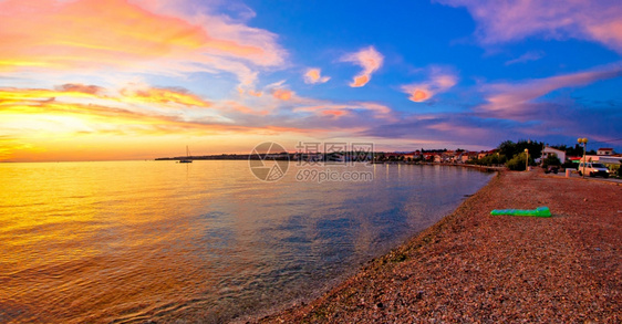 海边金色的夕阳印着海面波光粼粼
图片