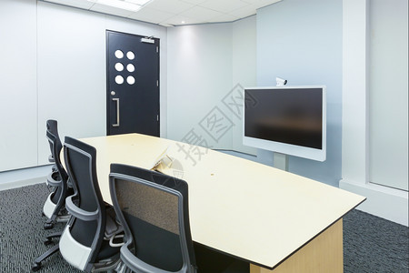 带有显示屏的电信会议视和远程出席商业会议室图片