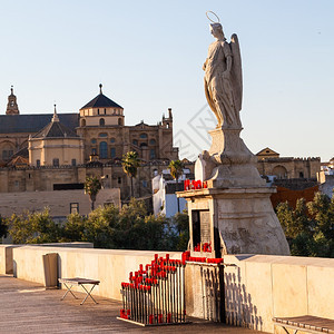 西班牙的科尔多巴桥天主教雕像的细节图片