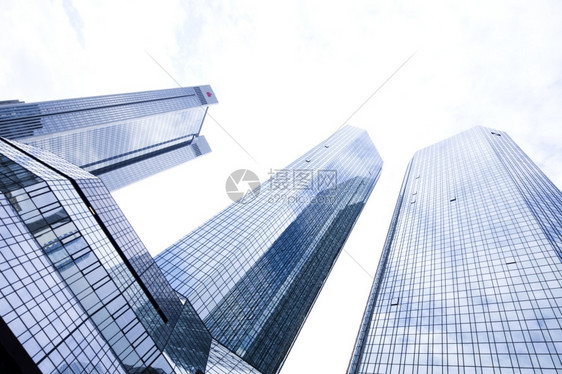 大城市里的摩天大楼图片