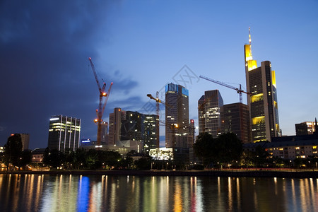 夜间的城市自然的风光图片