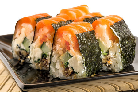 美味的日本传统食物鲑鱼卷图片