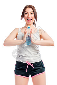 一个美丽的快乐女孩肖像白色背景与水瓶图片