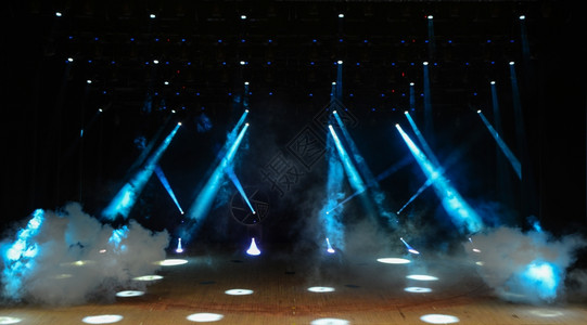 明亮的空舞台有雾和光线图片