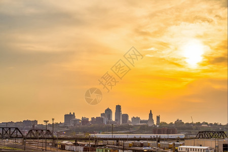 日出时的堪萨斯城市天线图片