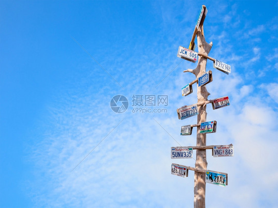 蓝色天空的usa旅行交通信号牌图片
