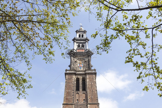 在春天的阳光明媚一天在阿姆斯特丹的杜奇首府图片
