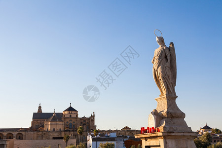 西班牙的科尔多巴桥天主教雕像的细节图片