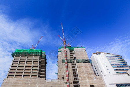 蓝色天空背景下的建筑工地图片