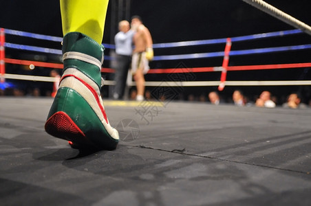 拳击比赛中环形的视野前面有拳击手脚的场景图片