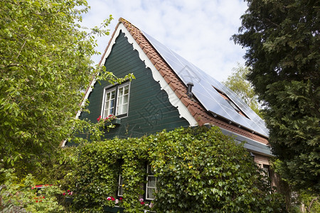 夏季有木头和太阳能电池板的传统荷兰式房屋图片