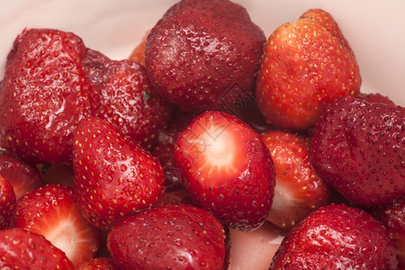 新鲜红成熟草莓图片