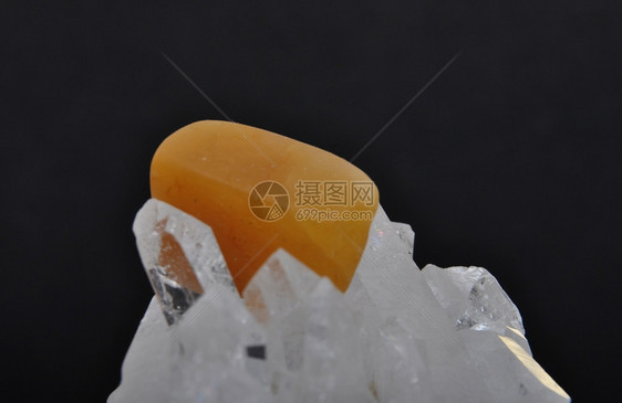 岩石晶体上的橙色钙石图片
