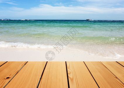 海背景的空木甲板桌夏季概念图片