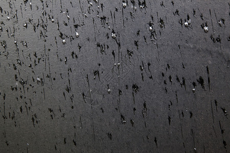 黑色板块表面的雨滴模式图片