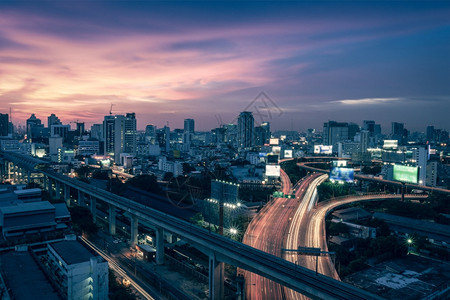 夜间在Bangko市建设商业区以运输方式后勤概念高角度鸟眼观图片