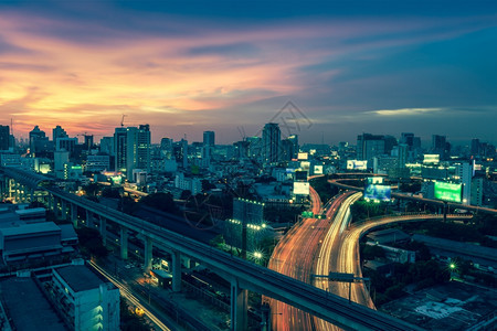 Bangko市夜间鸟瞰图图片