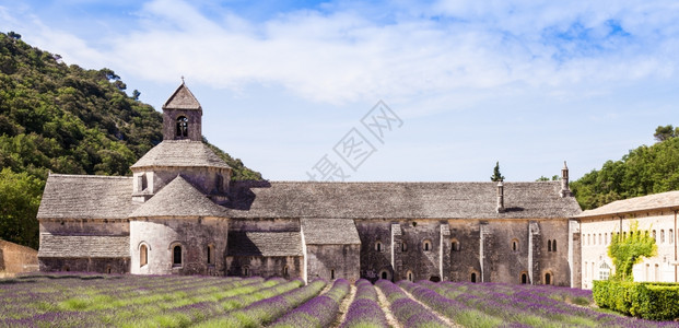 弗朗索瓦麦地斯区西南克修道院夏季时分在野外混凝土图片