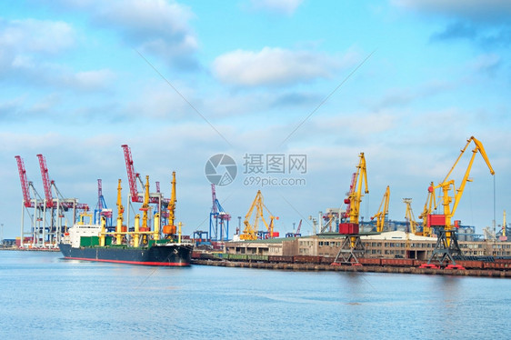 货船在乌黑德萨港装载货物图片