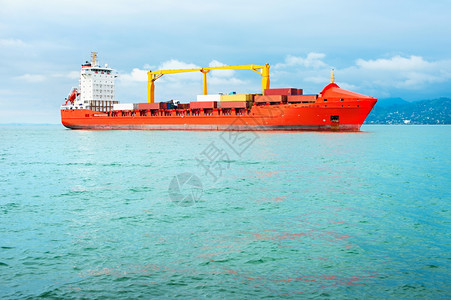 Georgia港Btumi的红货船图片