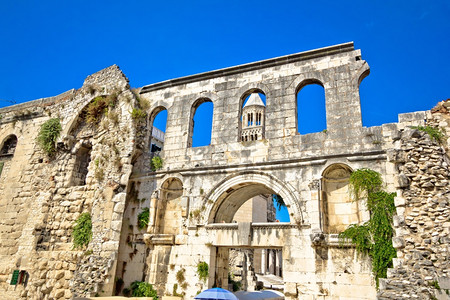 古城的废墟包括分裂古老的墙壁和大教堂坝calmticroti图片