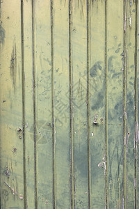 旧木制门的绿色螺旋板图片