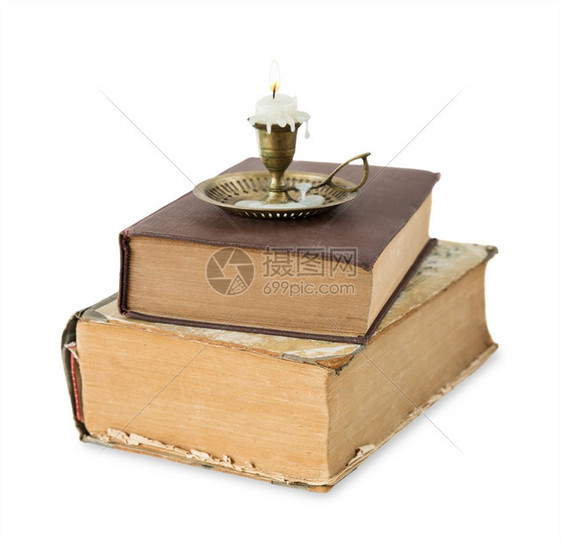 在黄铜烛台烧蜡站在两本厚的书上图片