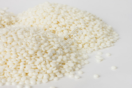 白色背景上隔离的精细白聚合物微粒堆积图片素材