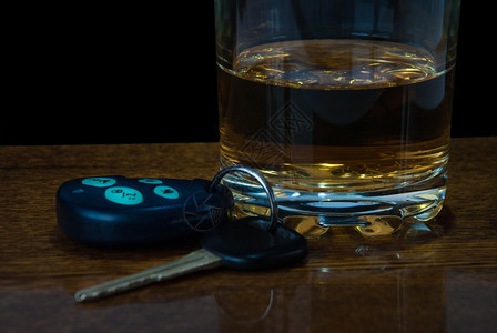 桌子上的酒杯和车钥匙图片