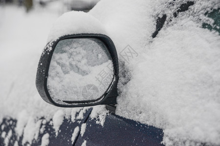 雪覆盖的汽车后视镜图片