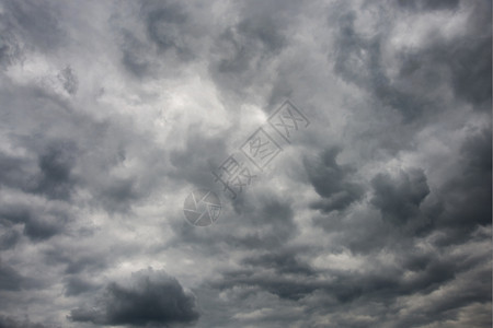 乌云笼罩的暴风天空图片
