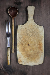 用木勺子双脚叉和文字空间的老旧切割板用木勺子双脚叉和文字空间图片