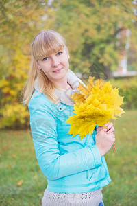 一个年轻女孩的肖像在秋天大自然中图片