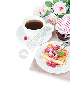 带甜华芙饼草莓和咖啡的大陆早餐图片