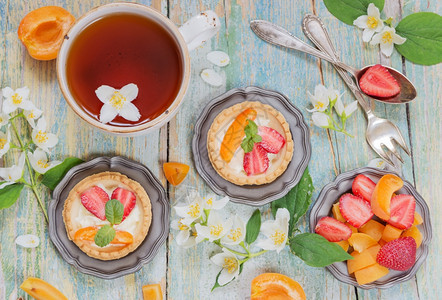 黑茶满奶油浆果和茉莉花的浆果和茉莉花图片