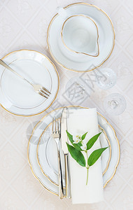 美的装饰板晶玻璃杯餐巾纸具和茉莉花的朵上面有白板水晶玻璃餐具和茉莉花上面是奢华的桌布图片