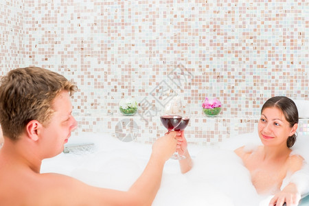 夫妇在洗澡时喝酒庆祝图片素材