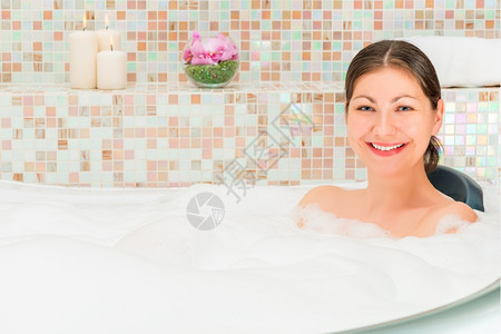 浴缸里的女子图片