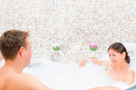 情侣在浴缸泡澡图片
