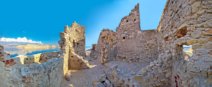 帕格岛和大桥全景的古老堡垒废墟图片