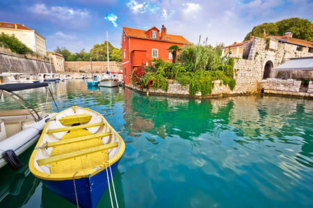 黄色新鲜水果萨达尔船和建筑观中的历史浮沙湾达马提亚岛croati背景