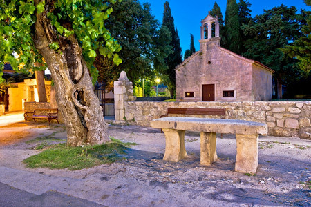 Sukosandlmtin村历史石教堂和建筑晚夜观视dalmticroti图片