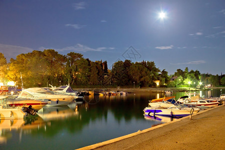 马林斯卡港口夜间月光观克尔岛croati图片