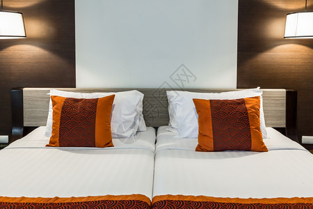 卧室床上的红色枕头和白床单图片