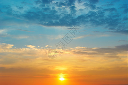 美丽的日出和阴云天空图片
