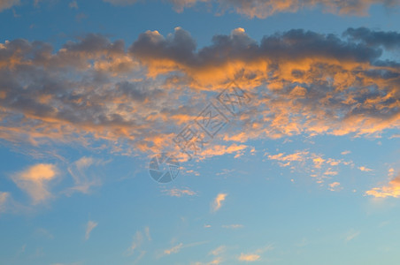 美丽的日出和积云图片