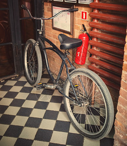 旧古老风格固定齿轮自行车有色照片图片